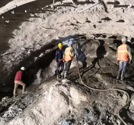 新化拱顶带模注浆料的施工流程及注意事项